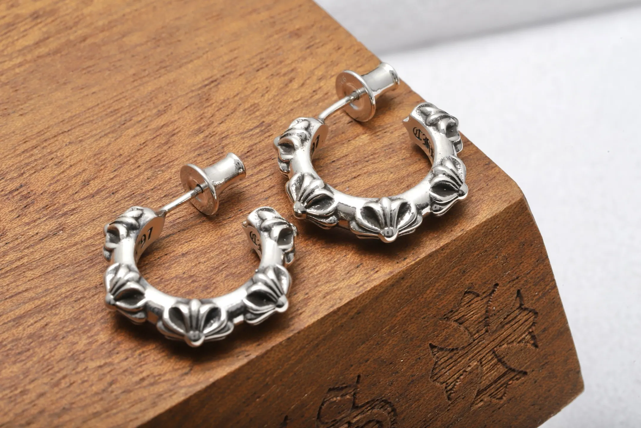 Chrome Hearts-Inspired Cross Flower Hoop Earrings D34018429 — view 3