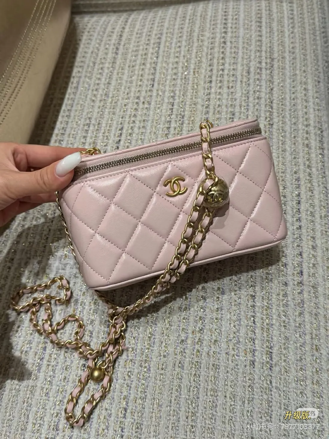 Quilted Leather Cosmetic Case with Chain D28018309 — view 2