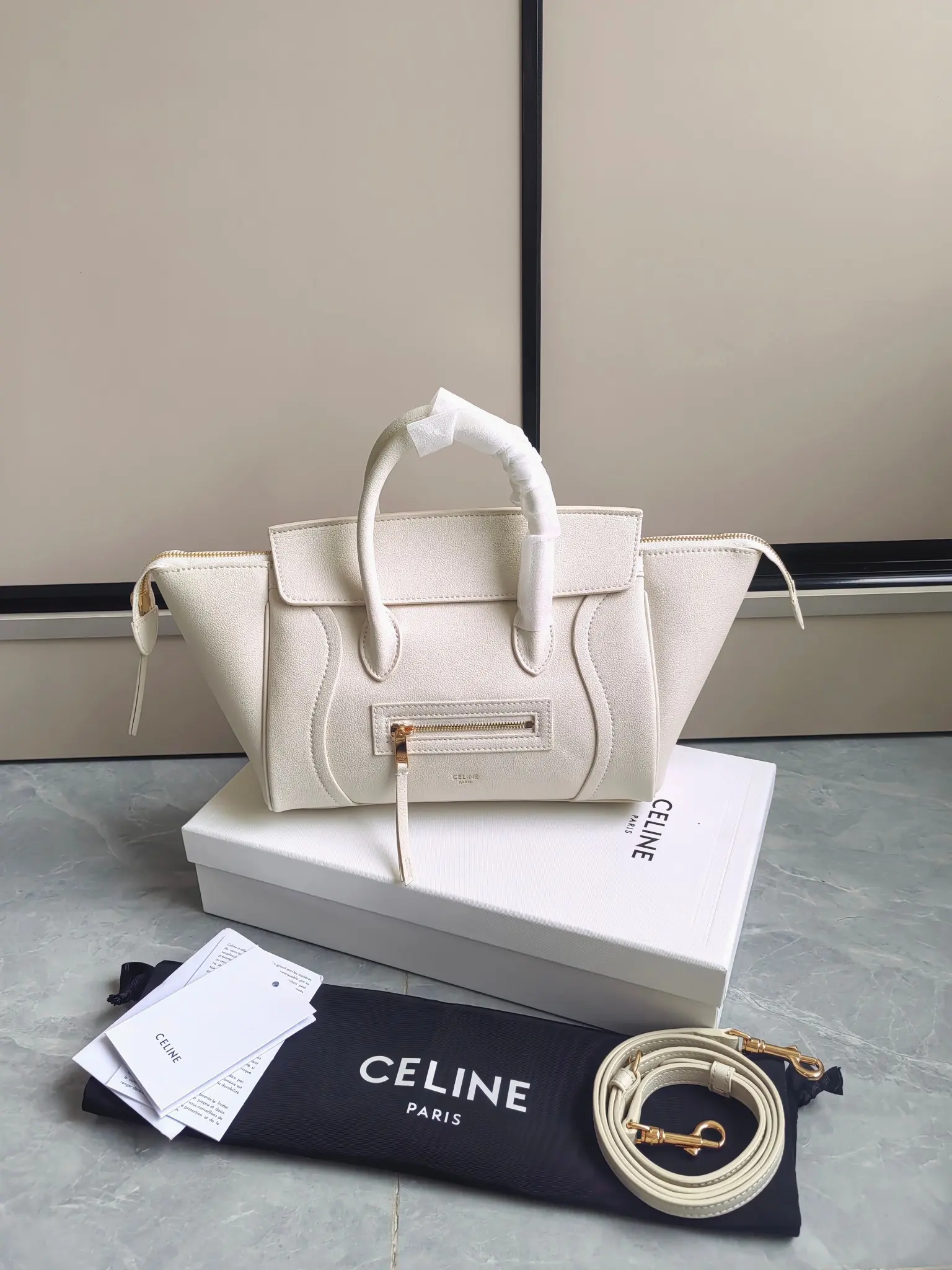 Celine Nano Luggage Handbag D57018540