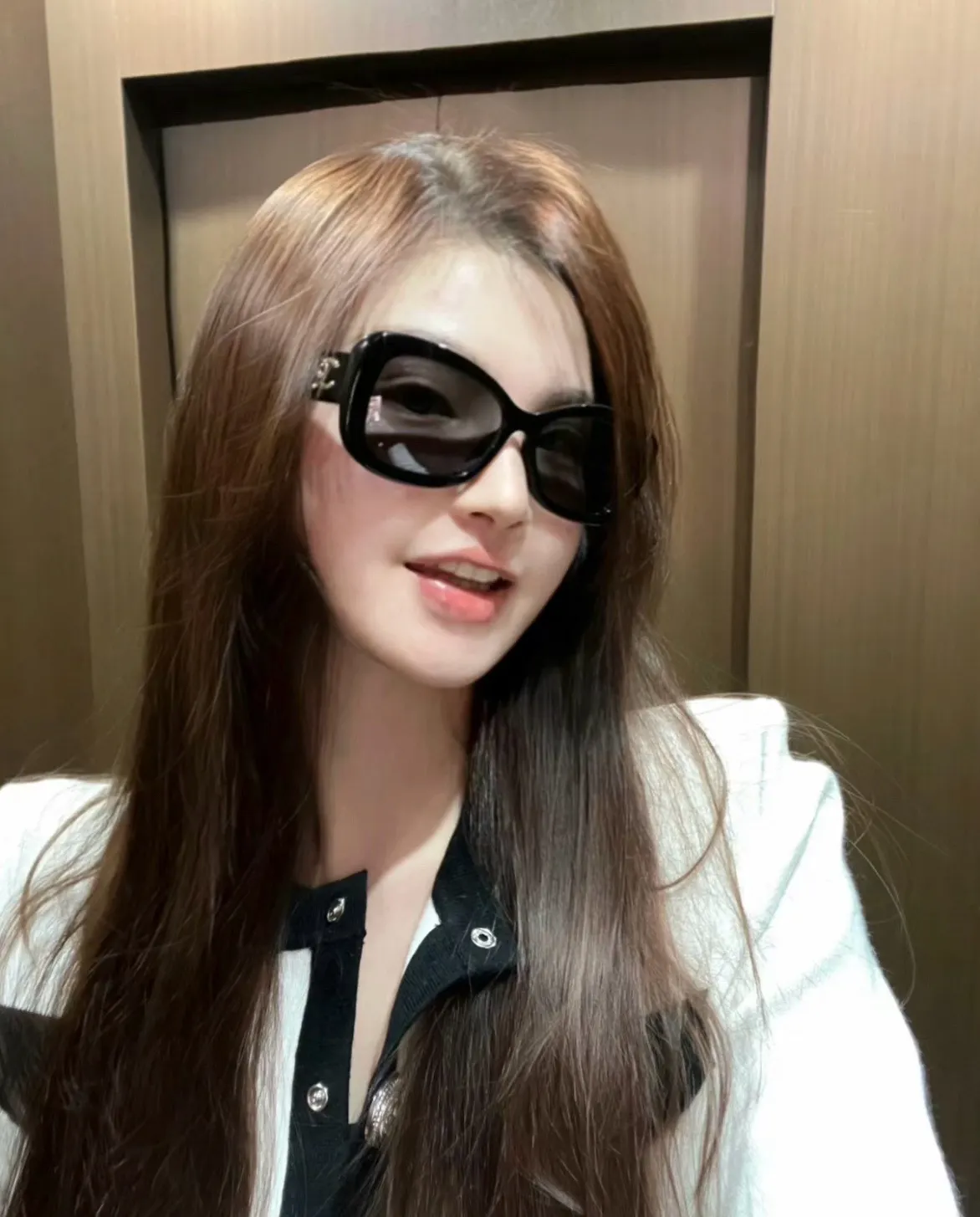 Chanel Double Logo Embellished Sunglasses D20017778 — view 3