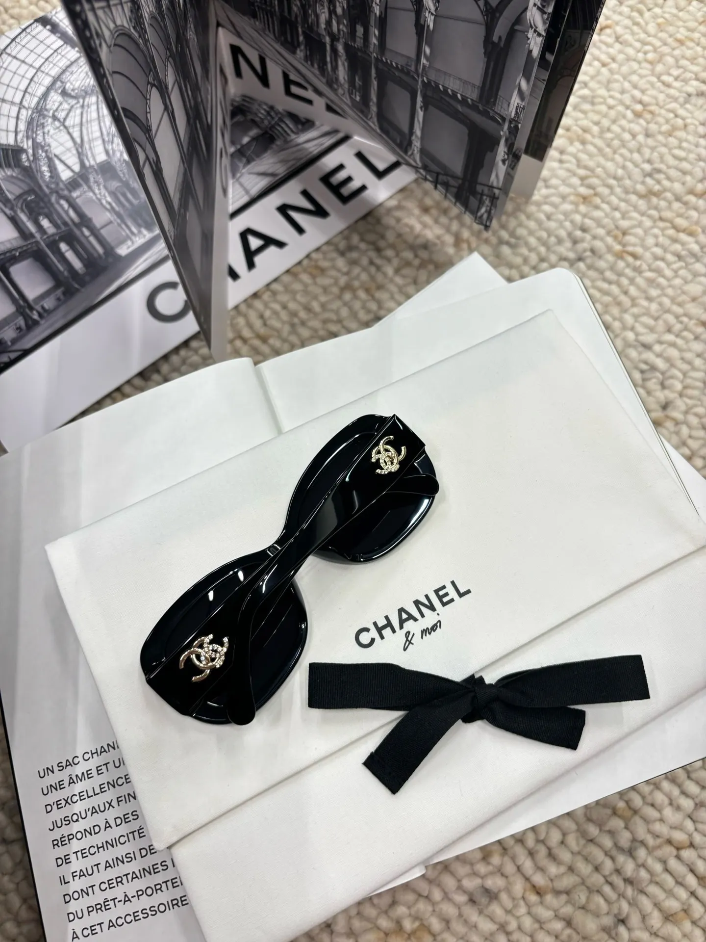 Chanel Double Logo Embellished Sunglasses D20017778 — view 4