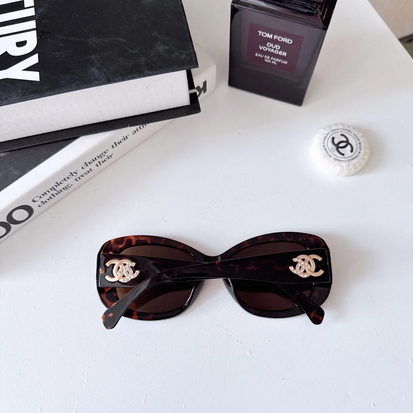 Chanel Double Logo Embellished Sunglasses D20017776 — view 3