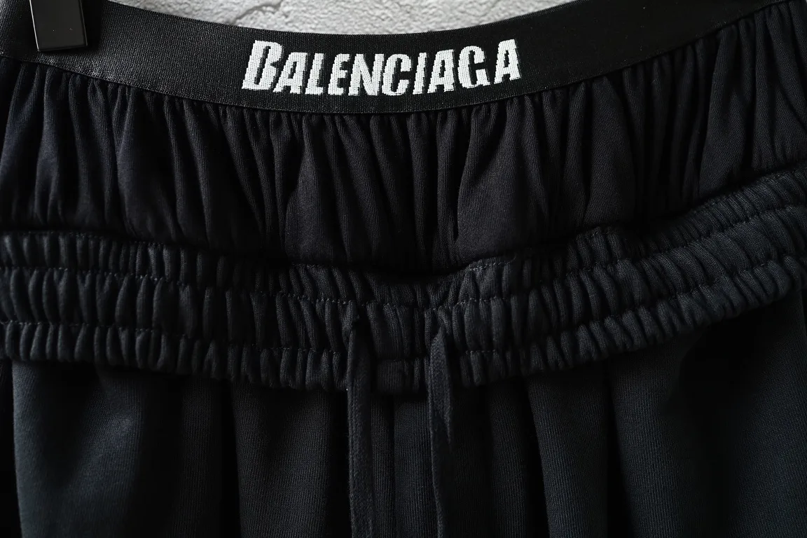 Trompe L'oeil Double-Waistband Sweat Shorts D21922619 — view 4