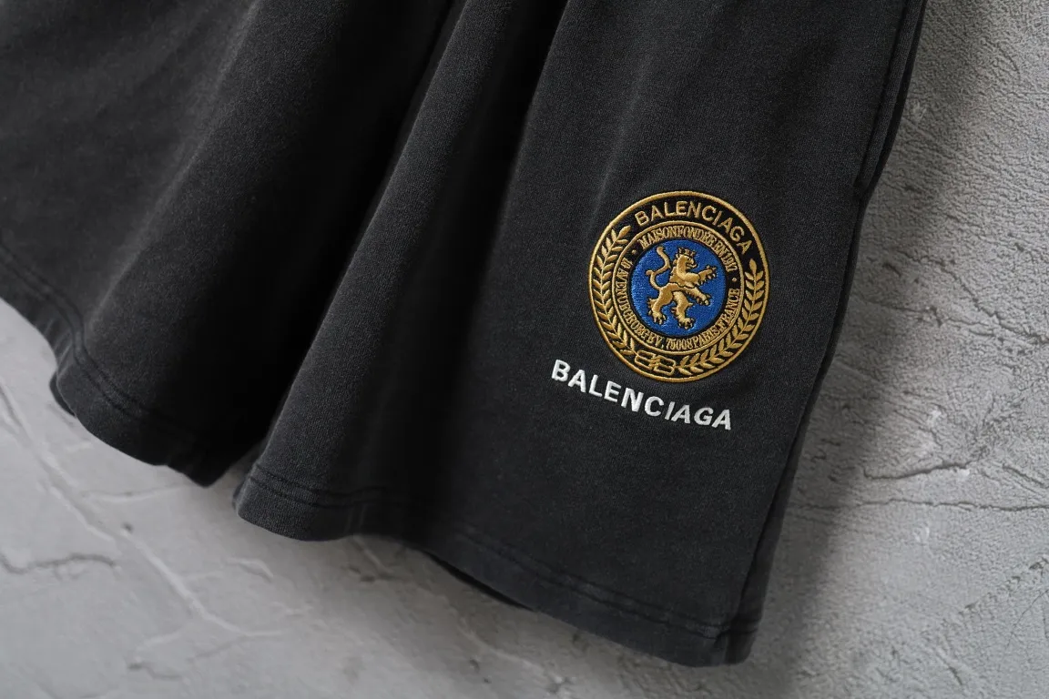 Embroidered Crest Washed Cotton Shorts D19922600 — view 3