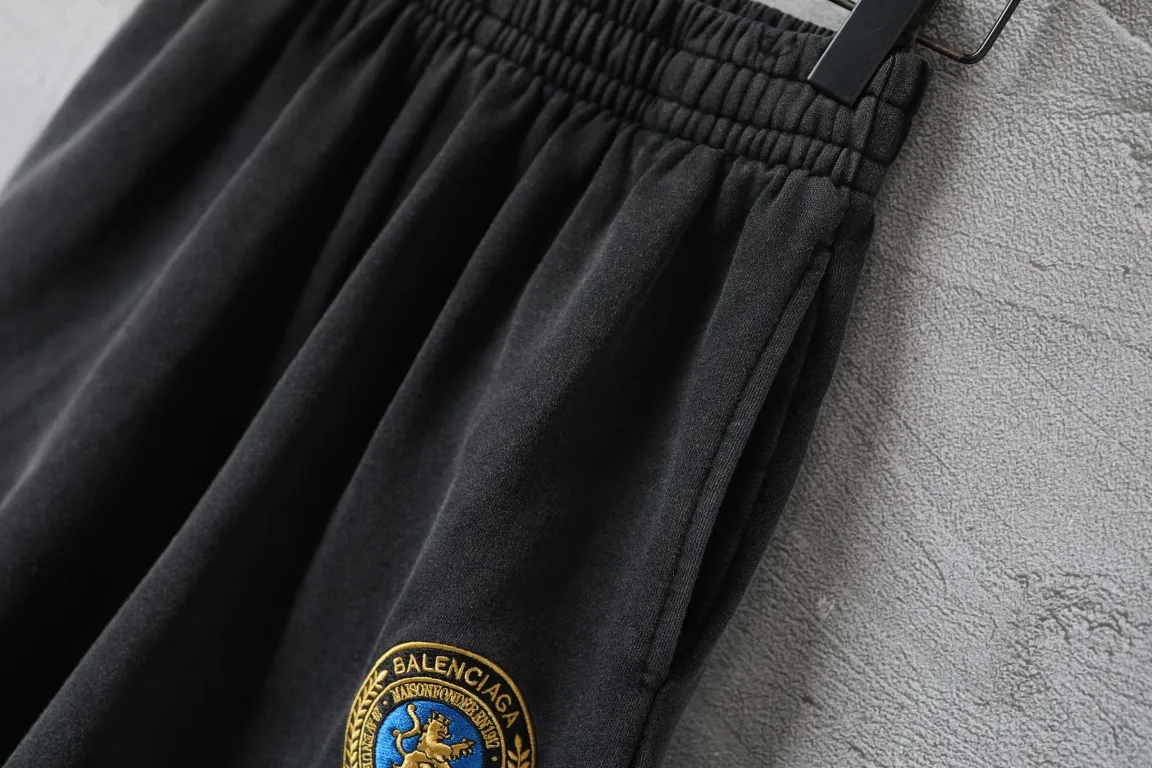 Embroidered Crest Washed Cotton Shorts D19922600 — view 6