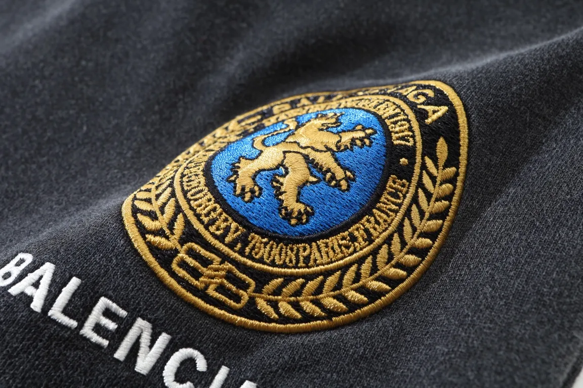 Embroidered Crest Washed Cotton Shorts D19922600 — view 13