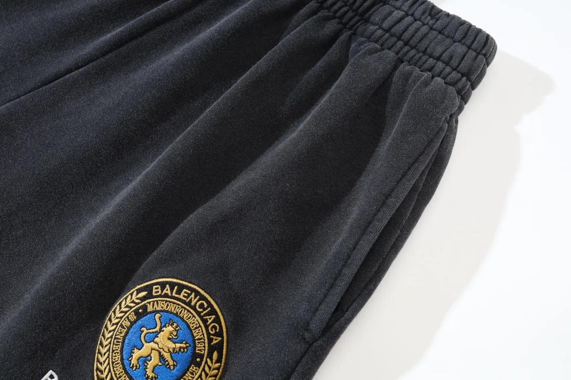 Embroidered Crest Washed Cotton Shorts D19922600 — view 14