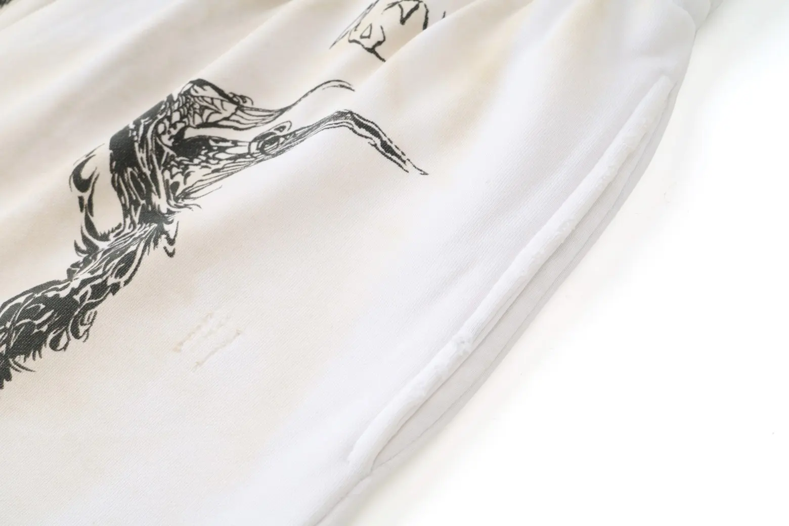 Graffiti Print Distressed Sweat Shorts D18922556 — view 5