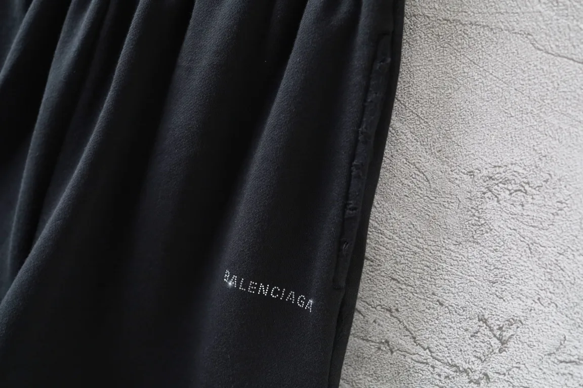 Distressed Logo Rhinestone Sweat Shorts D19522603 — view 4