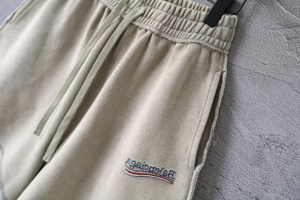 Logo Embroidered Raw-Edge Sweat Shorts D22522614 — view 4