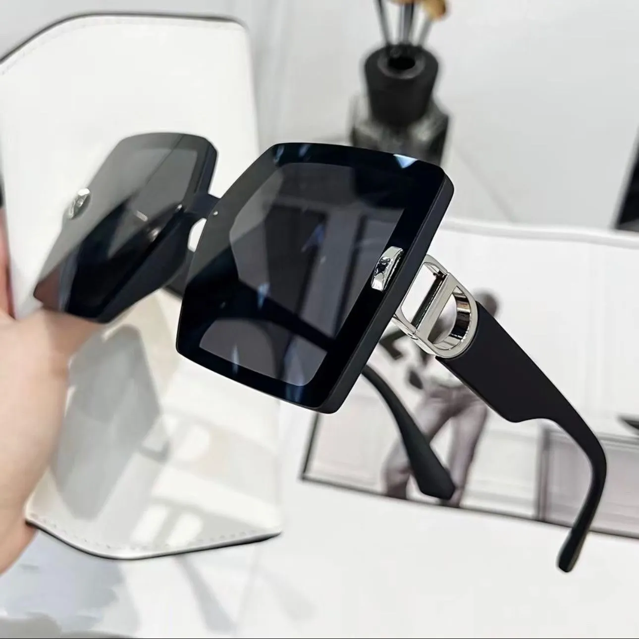 Dior Logo Detail Sunglasses D20017741 — view 9
