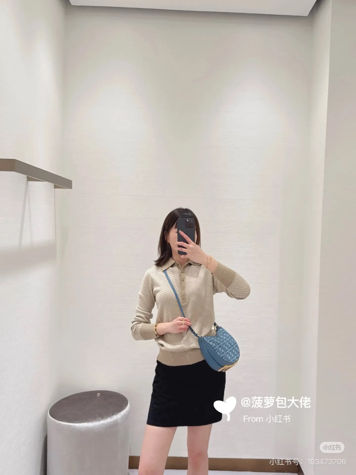 Fendi Croissant Shoulder Bag D32018097 — view 2