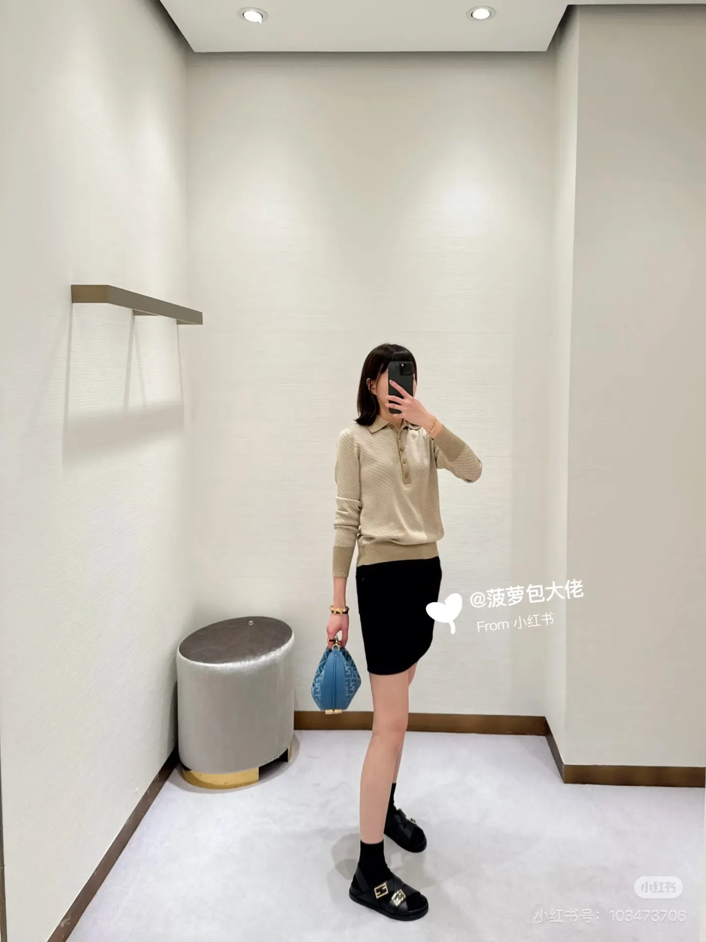 Fendi Croissant Shoulder Bag D32018097 — view 3