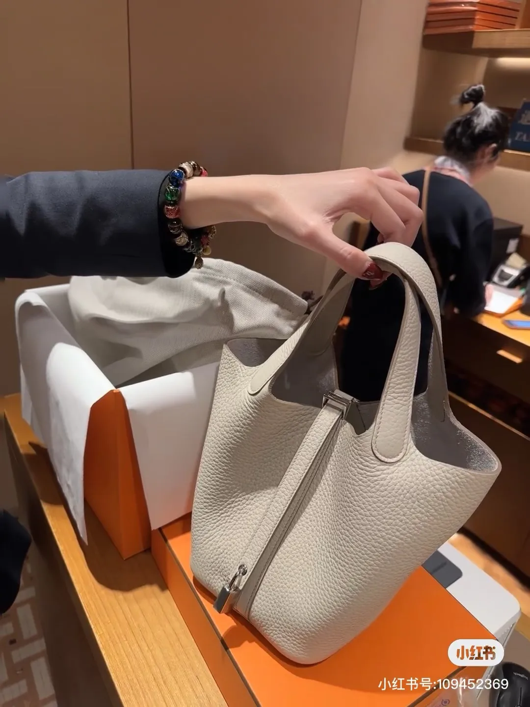 Picotin Lock 18 Grained Leather Bag D38518047