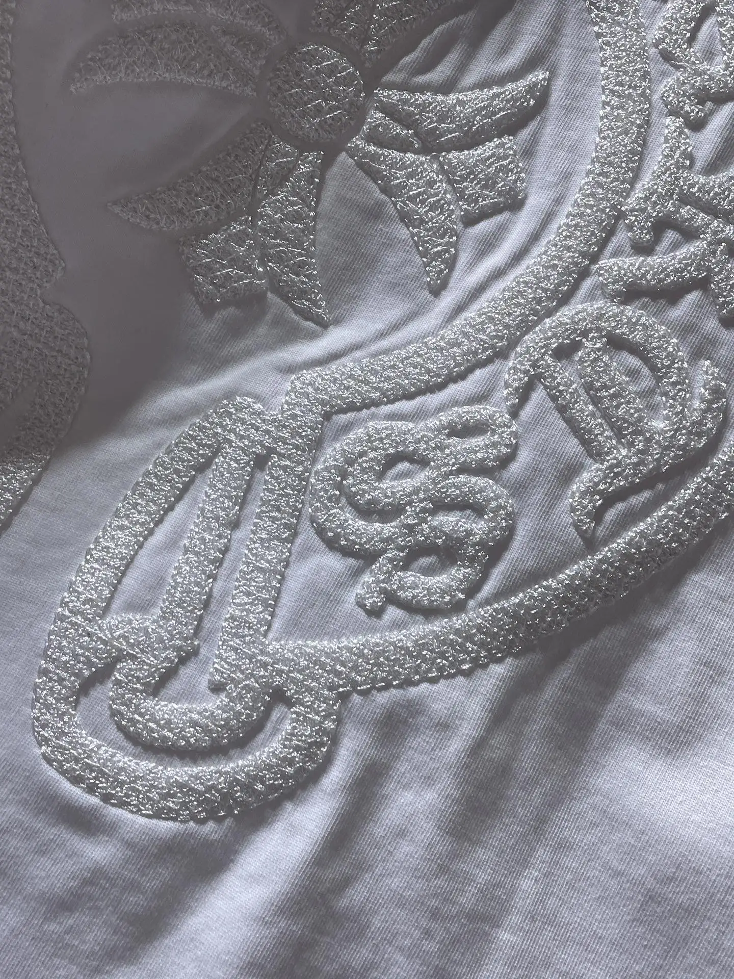 Embroidered Horseshoe Cross T-Shirt D11512052 — view 8