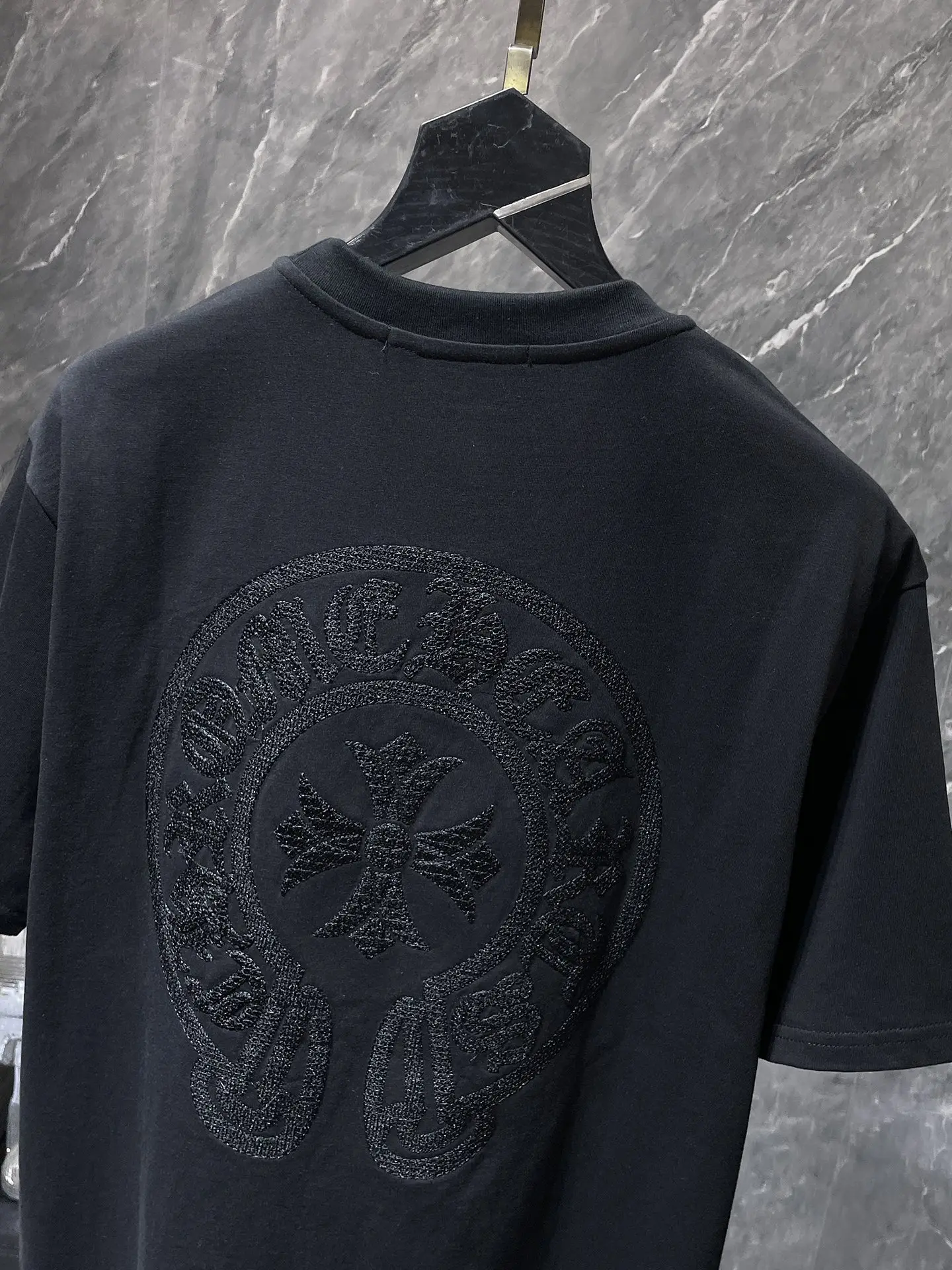 Embroidered Horseshoe Cross T-Shirt D11512053 — view 6