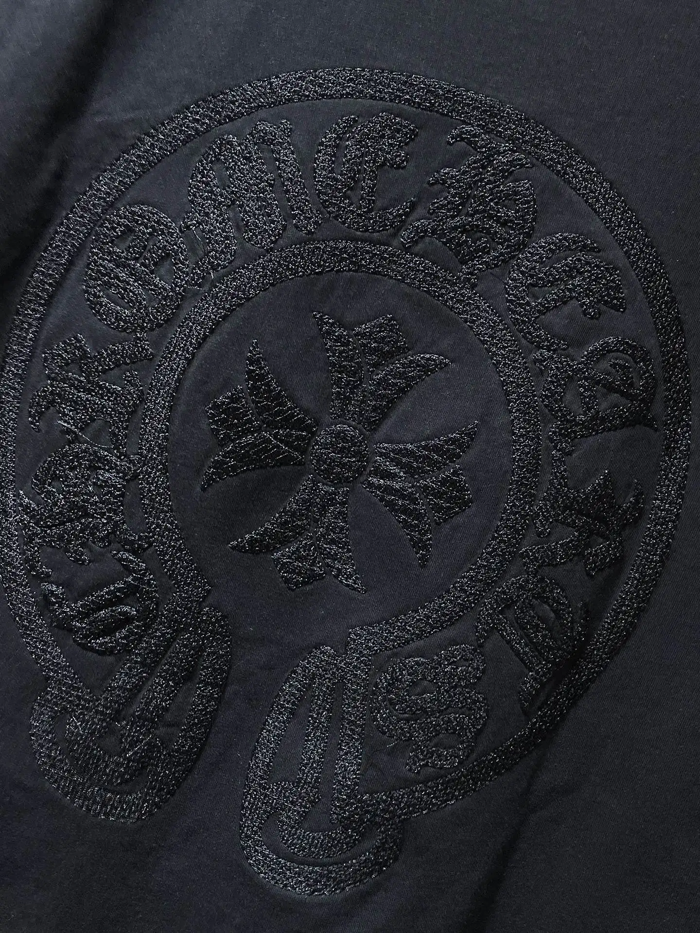 Embroidered Horseshoe Cross T-Shirt D11512053 — view 8