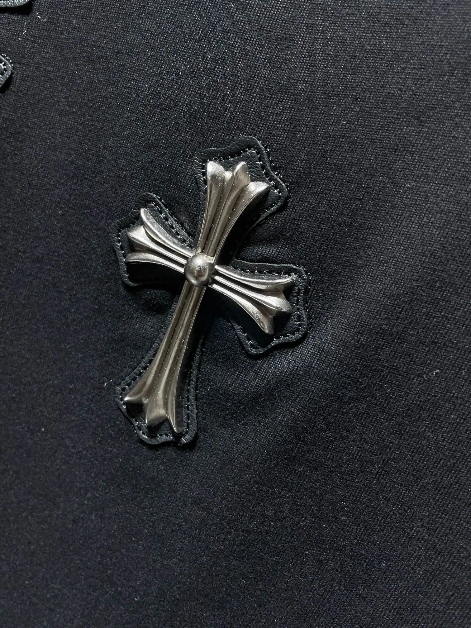 Leather Cross Patch Cotton T-Shirt D11012051 — view 6