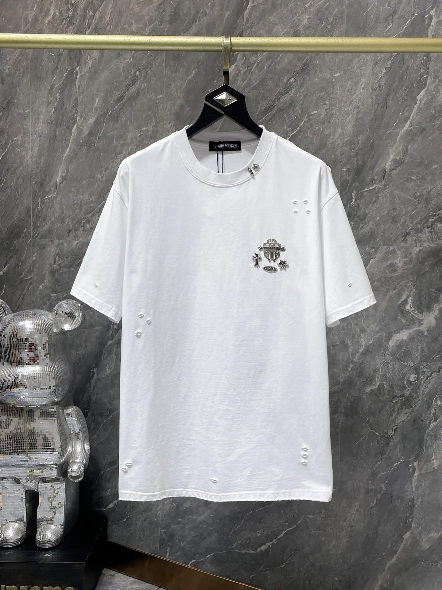 Distressed Cross Hardware T-Shirt D11012031 — view 2