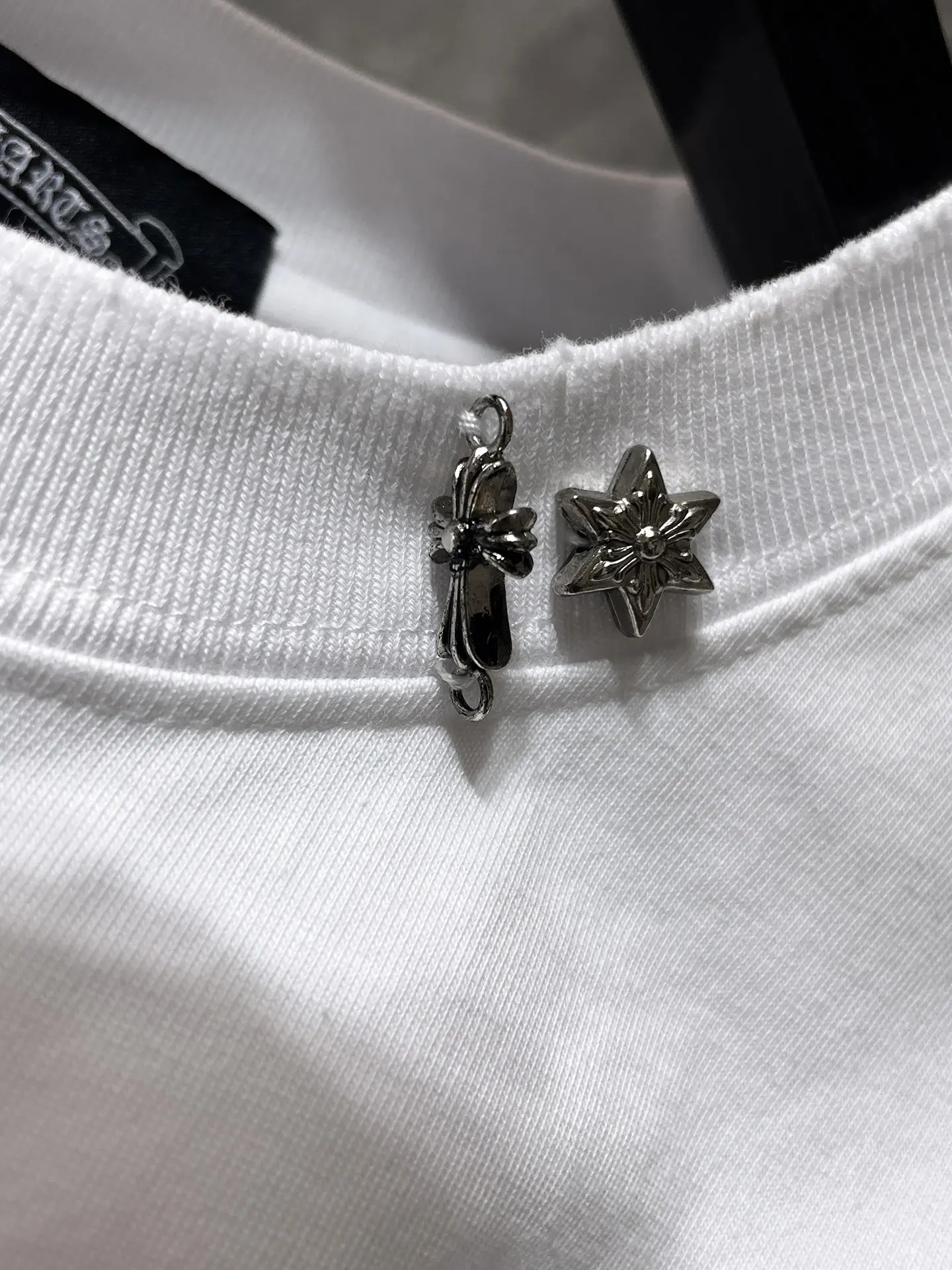 Distressed Cross Hardware T-Shirt D11012031 — view 5