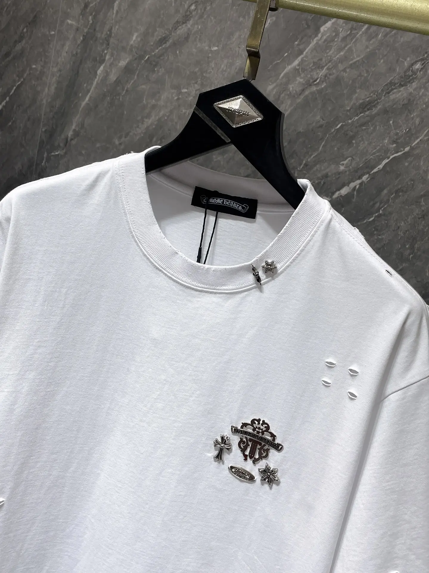 Distressed Cross Embellished T-Shirt D6015863 — view 4