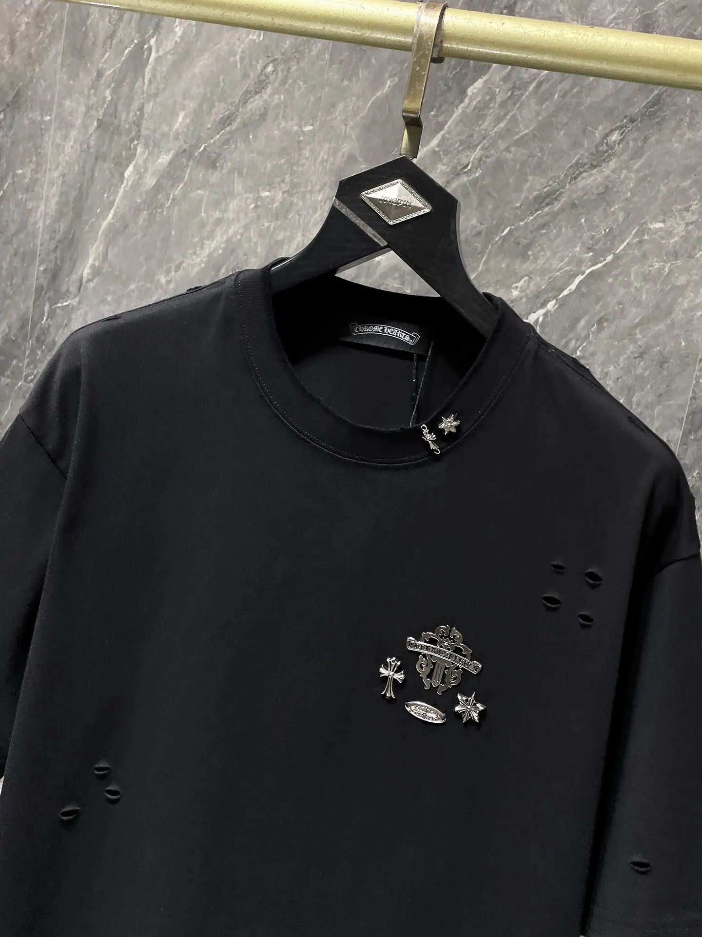 Distressed Cross Embellished T-Shirt D6015862 — view 4