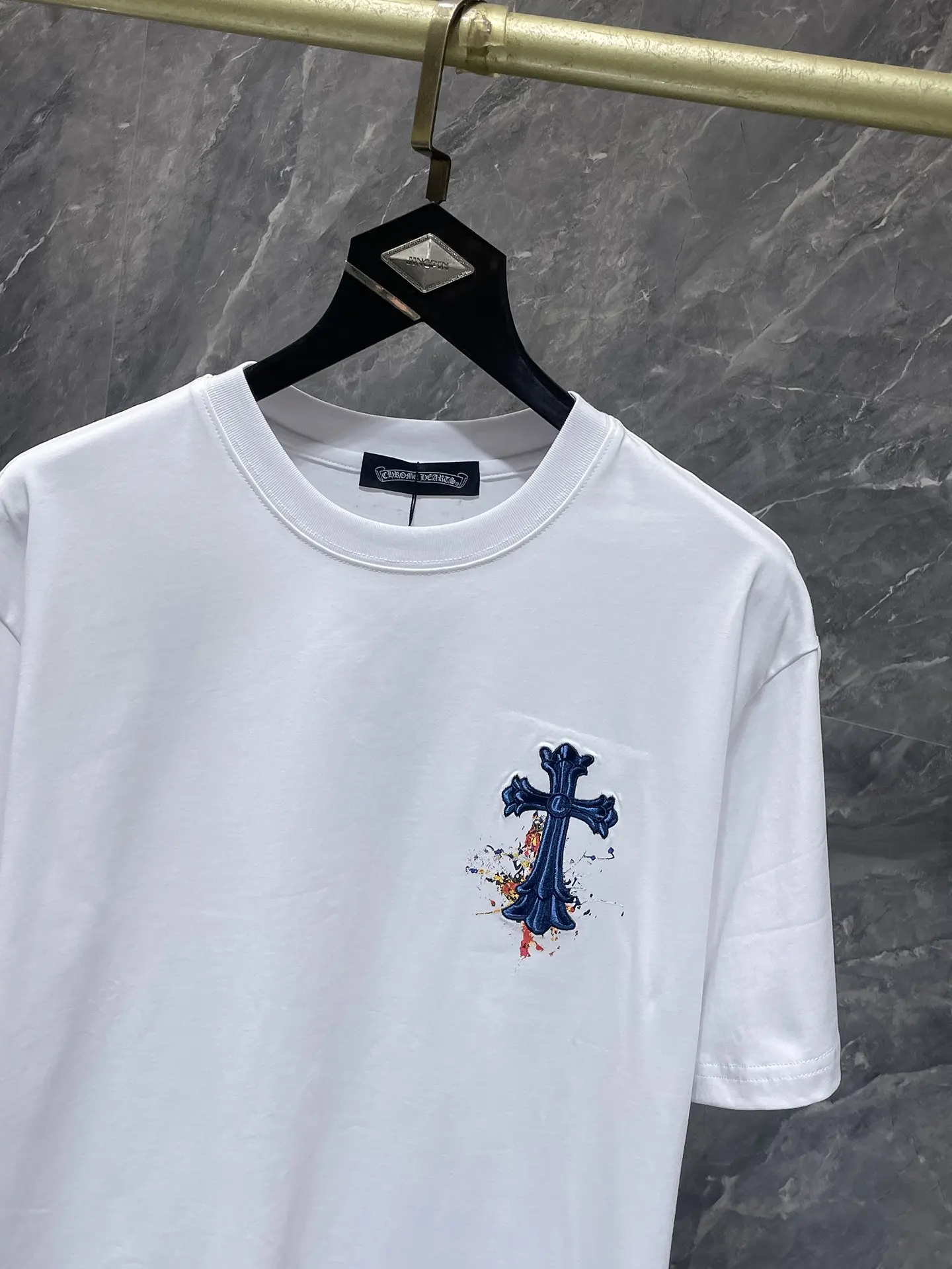 Paint-Splatter Cross Patch T-Shirt D7015835 — view 4