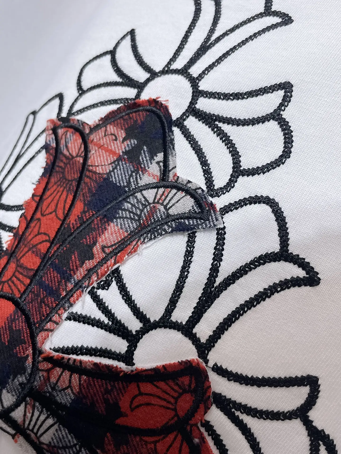 Cross Patch Embroidered Cotton T-Shirt D12011998 — view 7