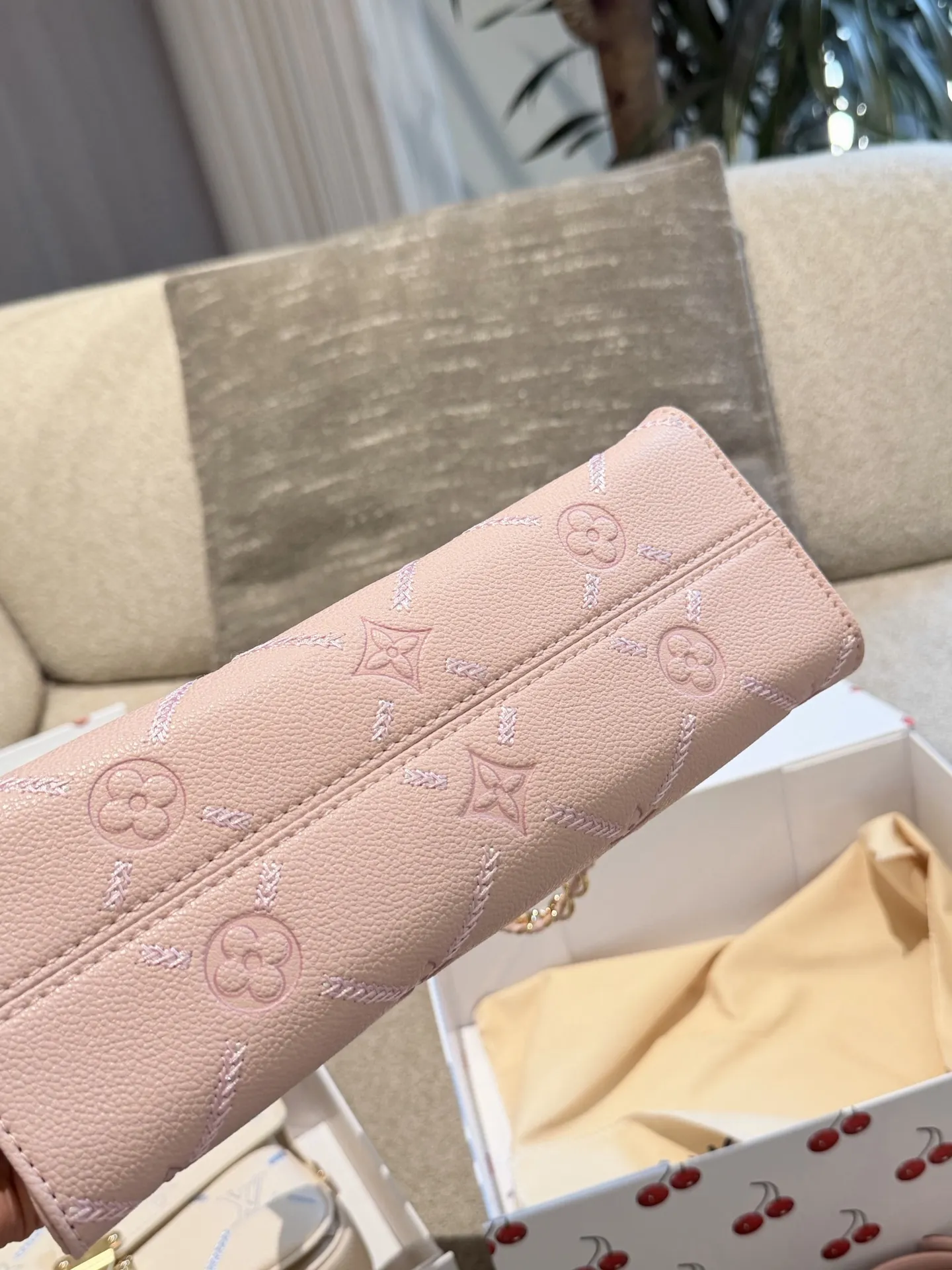 Onthego Monogram Empreinte Top-Handle Bag D35518353 — view 4