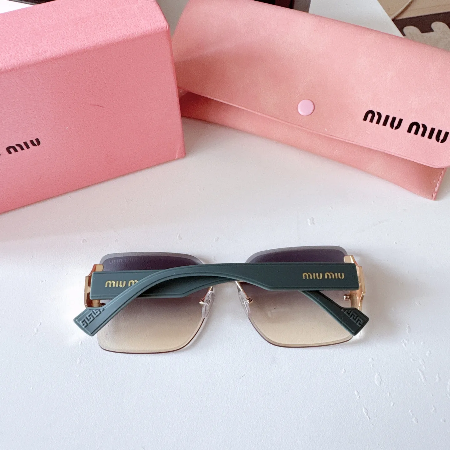 Oversized Square-Frame Sunglasses D20017747 — view 3