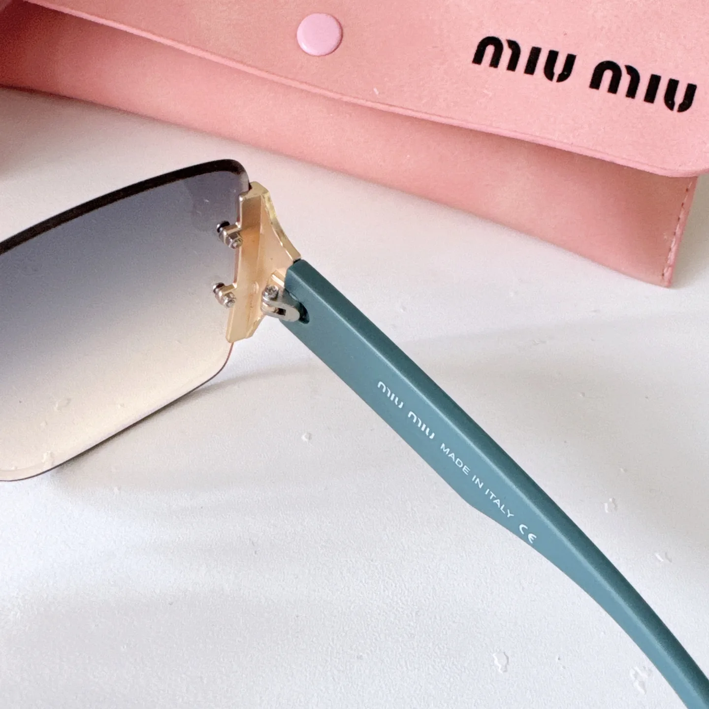 Oversized Square-Frame Sunglasses D20017747 — view 4