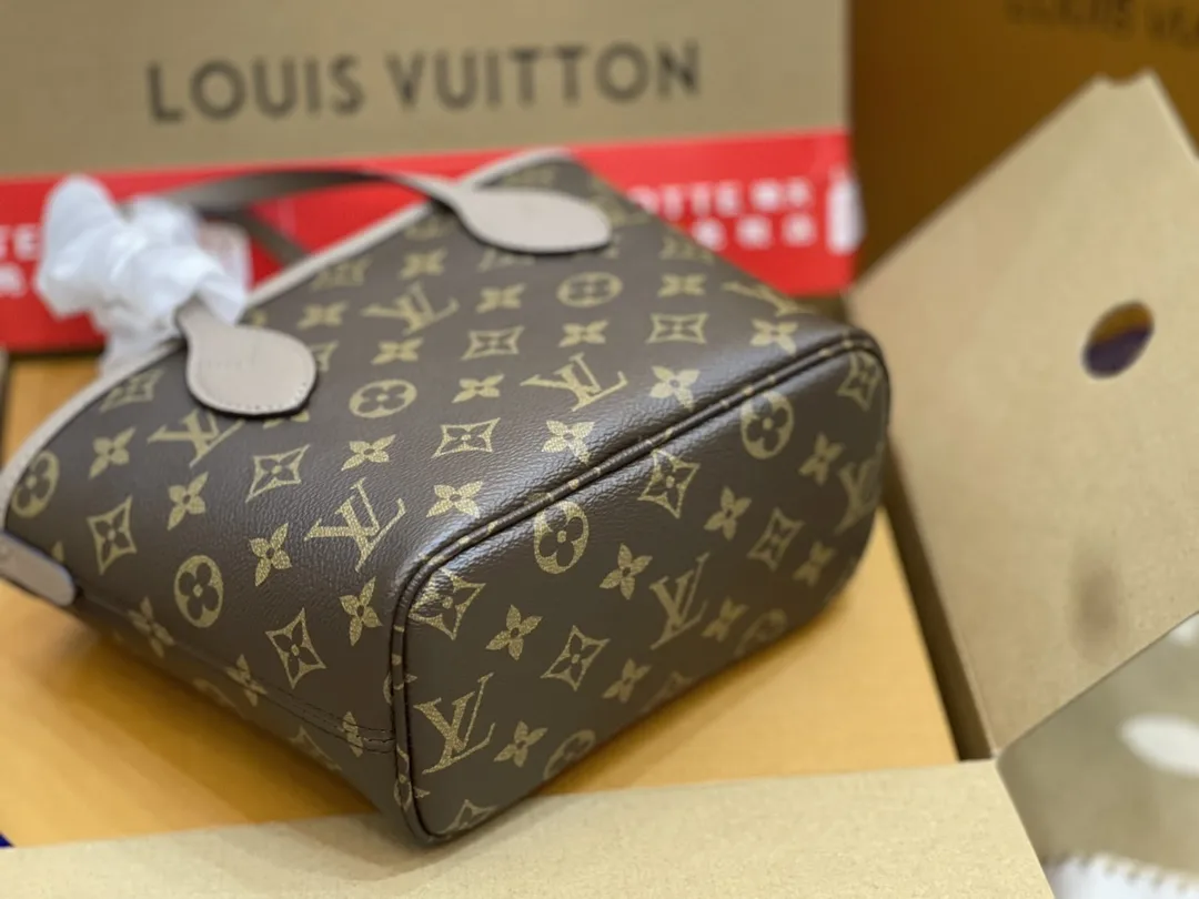 Neverfull Bandoulière Inside Out BB Tote D44018526 — view 4