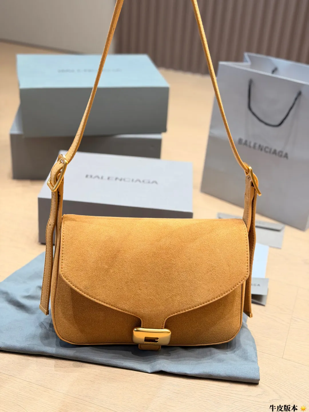 Balenciaga Cruiser Shoulder Bag D31011080 — view 3