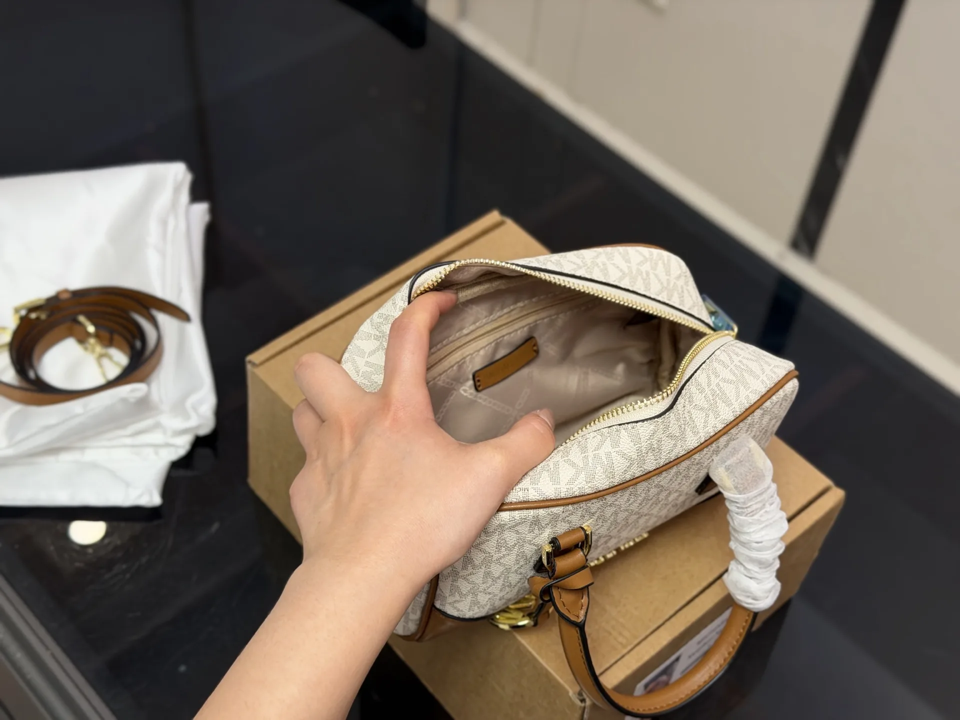 Michael Kors Thompson Bowling Bag D29011018 — view 4