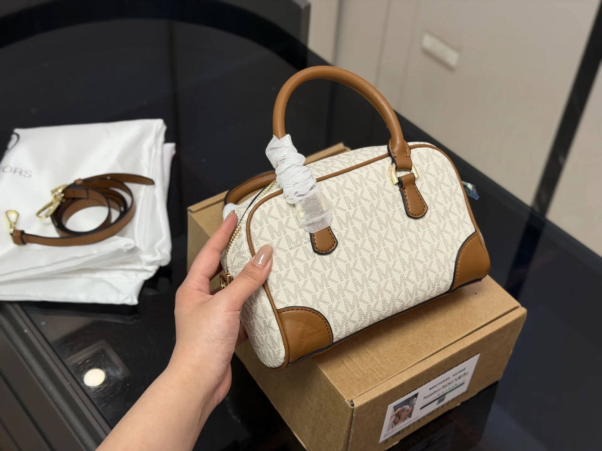 Michael Kors Thompson Bowling Bag D29011018 — view 7