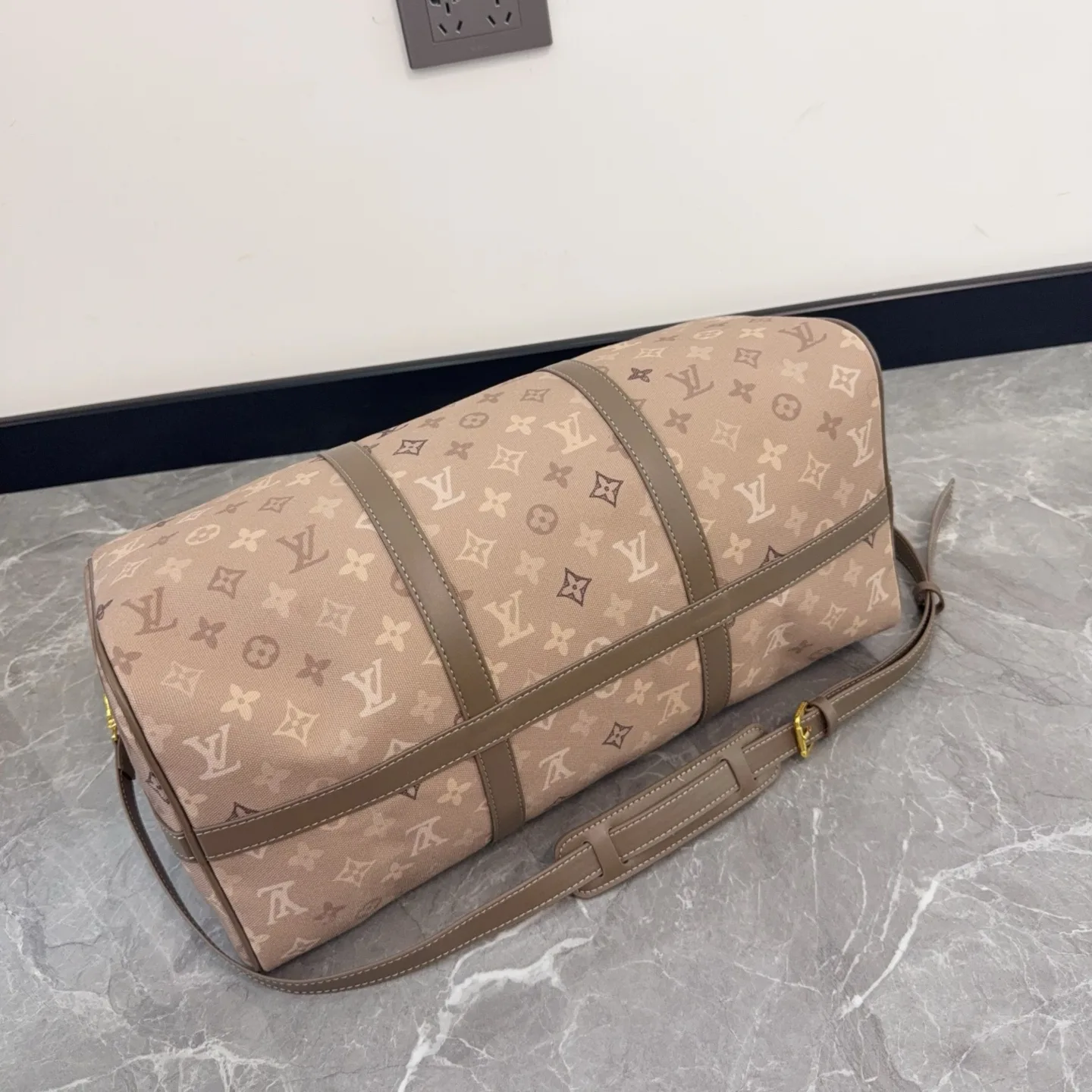 LV Monogram Travel Bag D28511093 — view 4