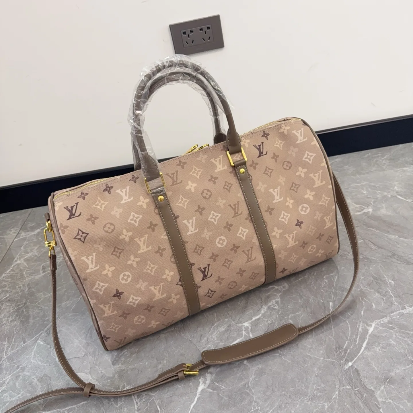 LV Monogram Travel Bag D28511093 — view 5