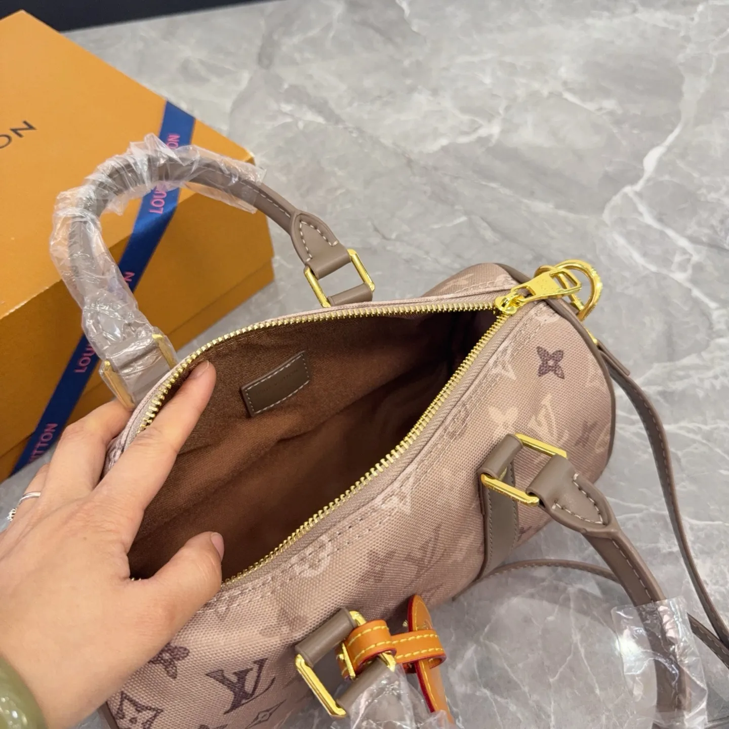 Louis Vuitton Keepall Bandoulière 25 Bag D26511094 — view 8