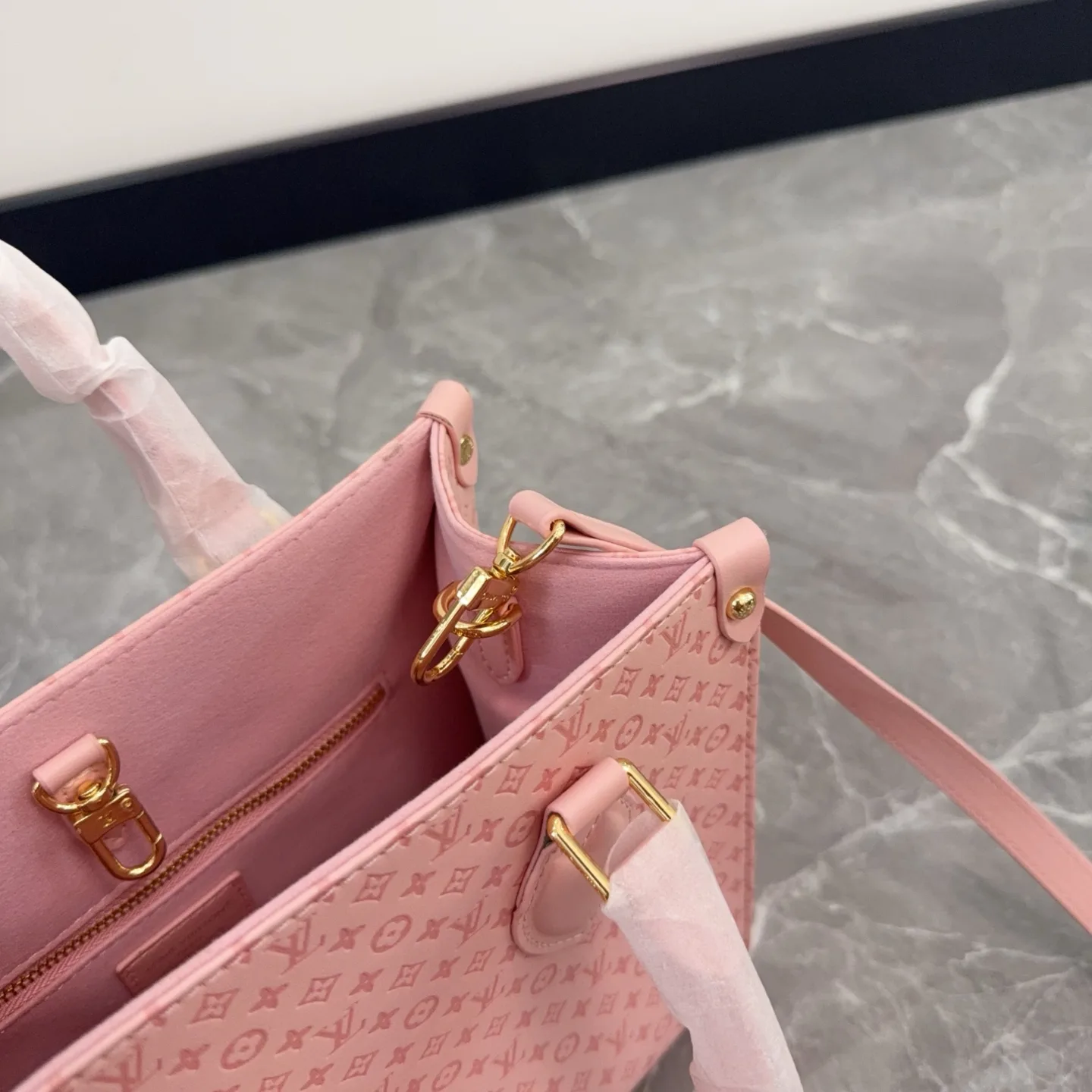 LV OnTheGo Embossed Pink Tote Bag D14511096 — view 4