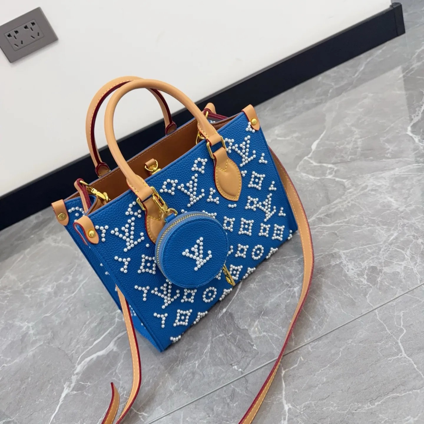 LV OnTheGo Jungle Pearl Tote Bag D35011097