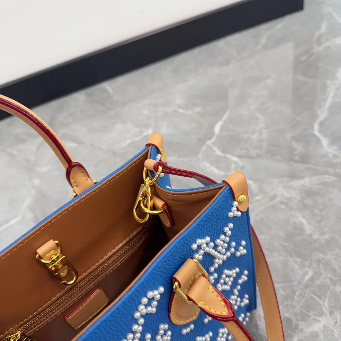 LV OnTheGo Jungle Pearl Tote Bag D35011097 — view 2