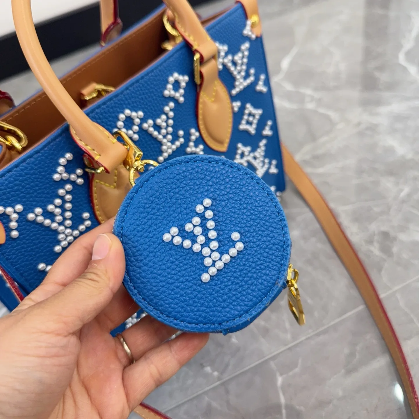 LV OnTheGo Jungle Pearl Tote Bag D35011097 — view 5