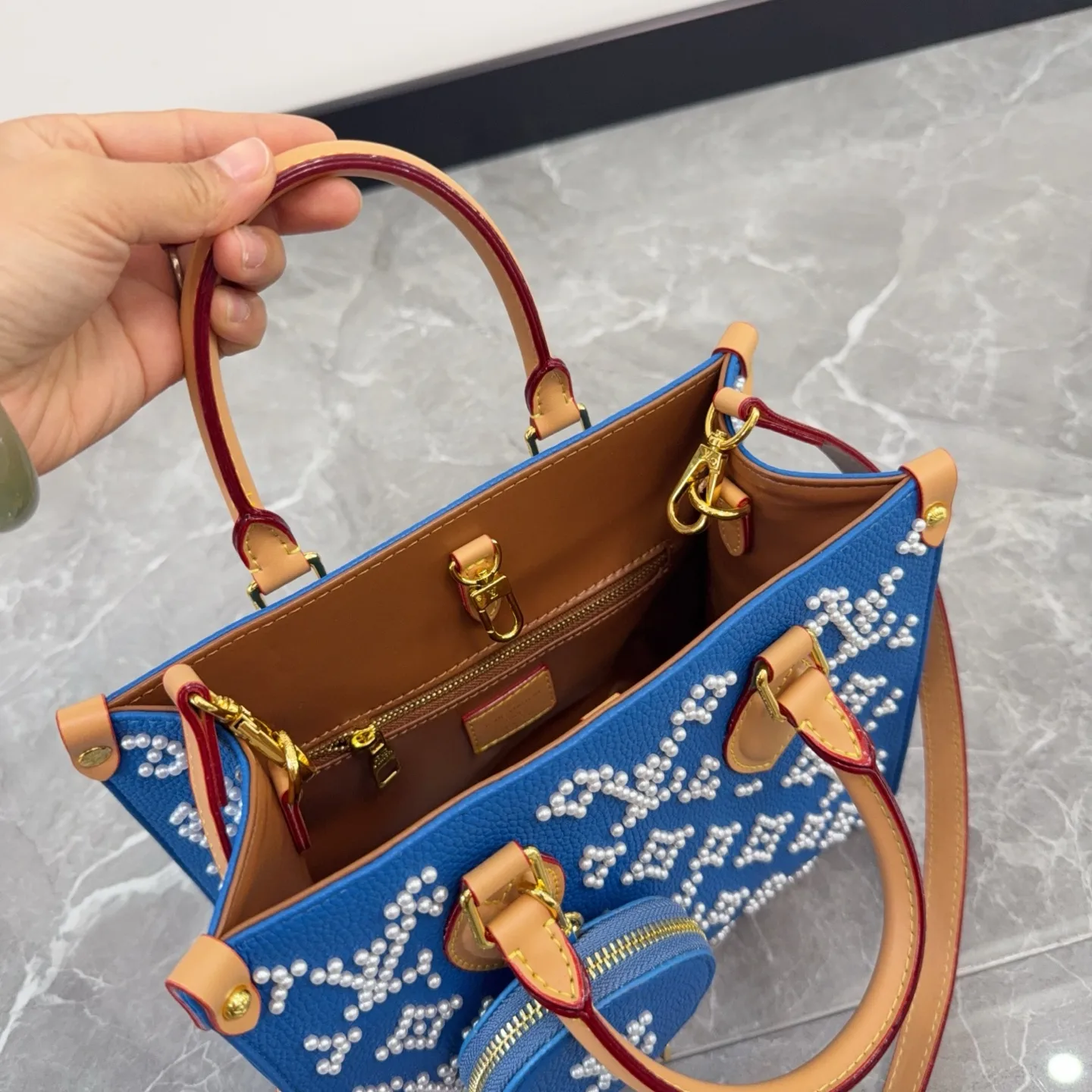 LV OnTheGo Jungle Pearl Tote Bag D35011097 — view 9