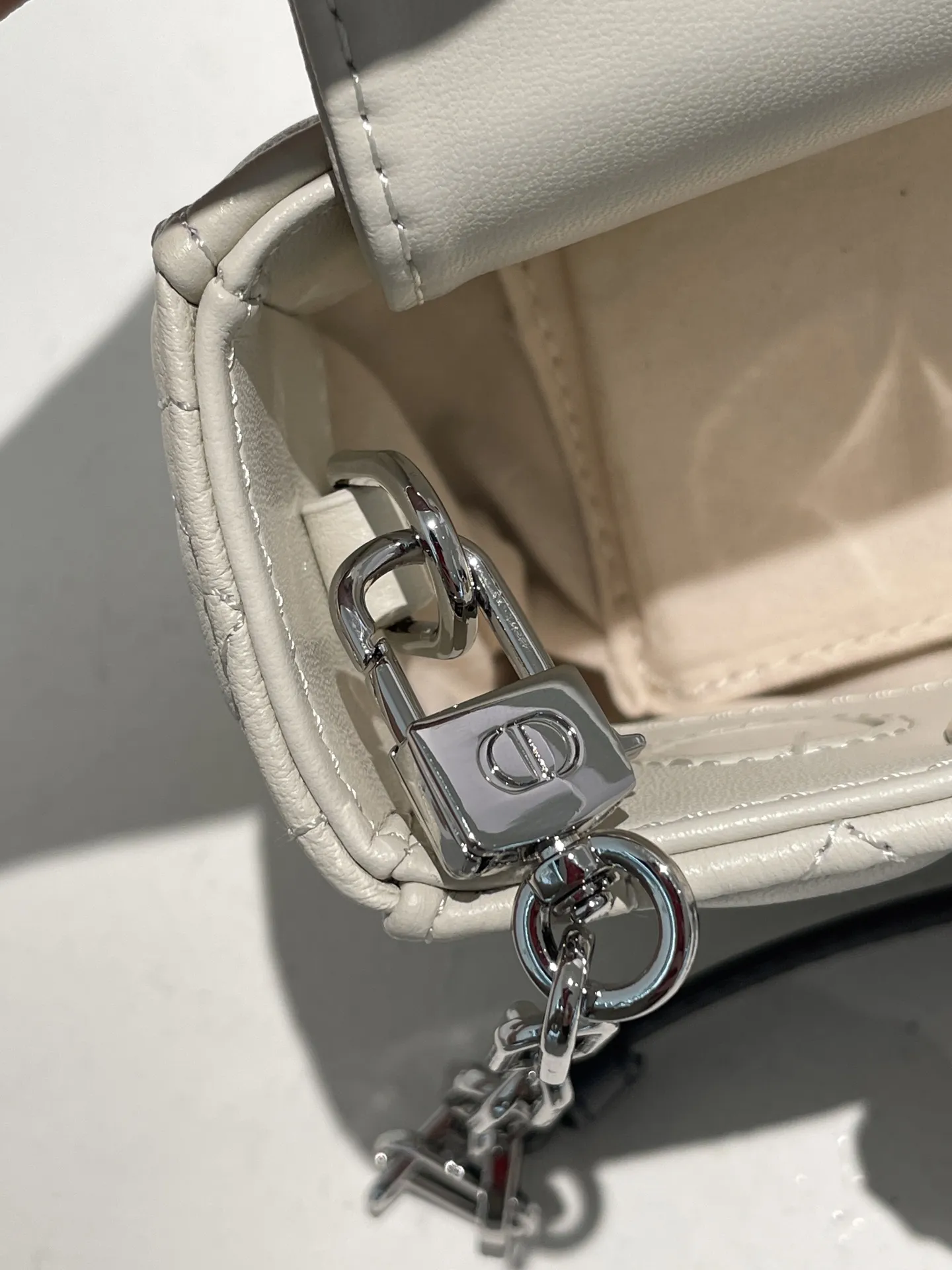 Dior D-Joy Quilted Lady Bag D56011115 — view 4