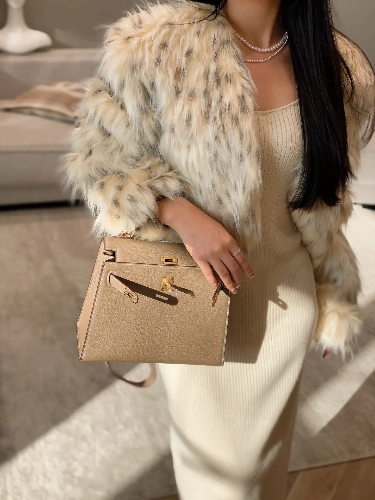 Hermès Kelly Grained Leather Top-Handle Bag D60011120 — view 3