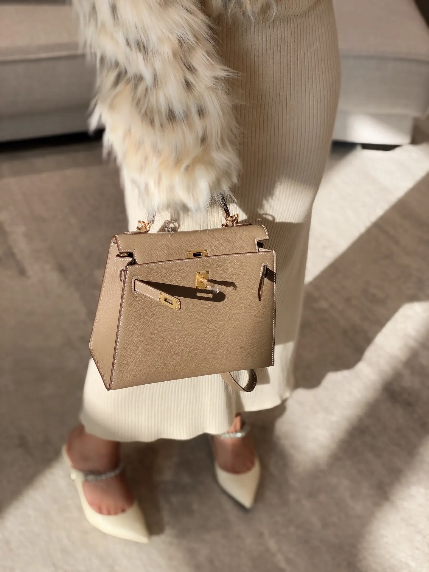 Hermès Kelly Grained Leather Top-Handle Bag D60011120 — view 4