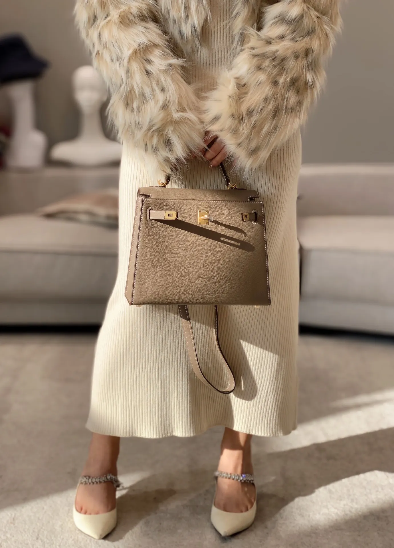 Hermès Kelly Grained Leather Top-Handle Bag D60011120 — view 5