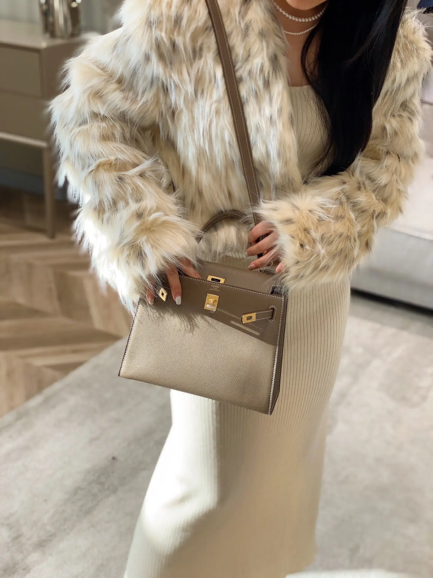 Hermès Kelly Grained Leather Top-Handle Bag D60011120 — view 6