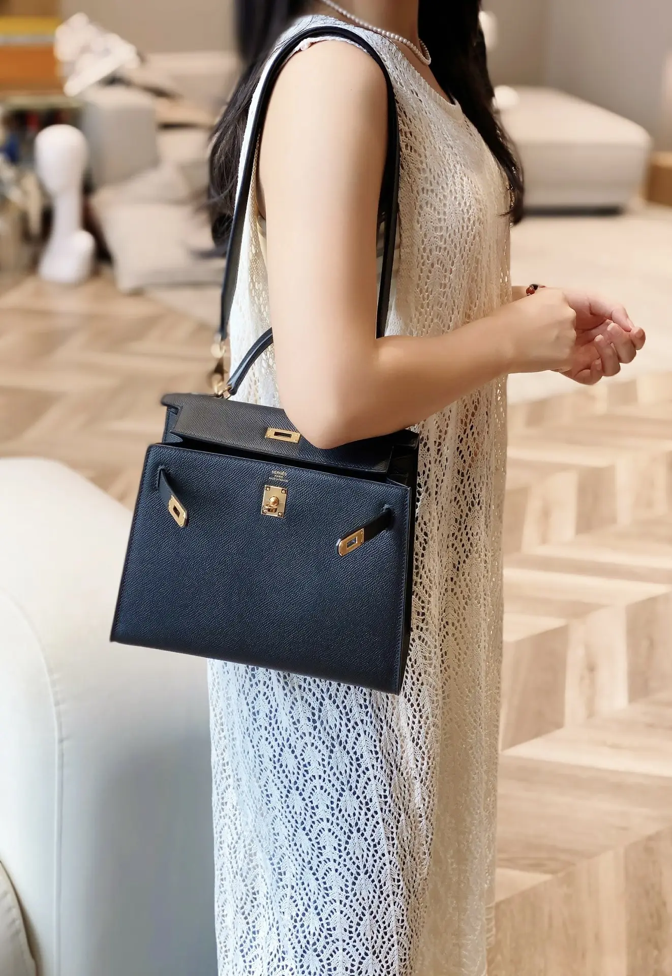 Hermès Kelly Grained Leather Top-Handle Bag D60011122 — view 4