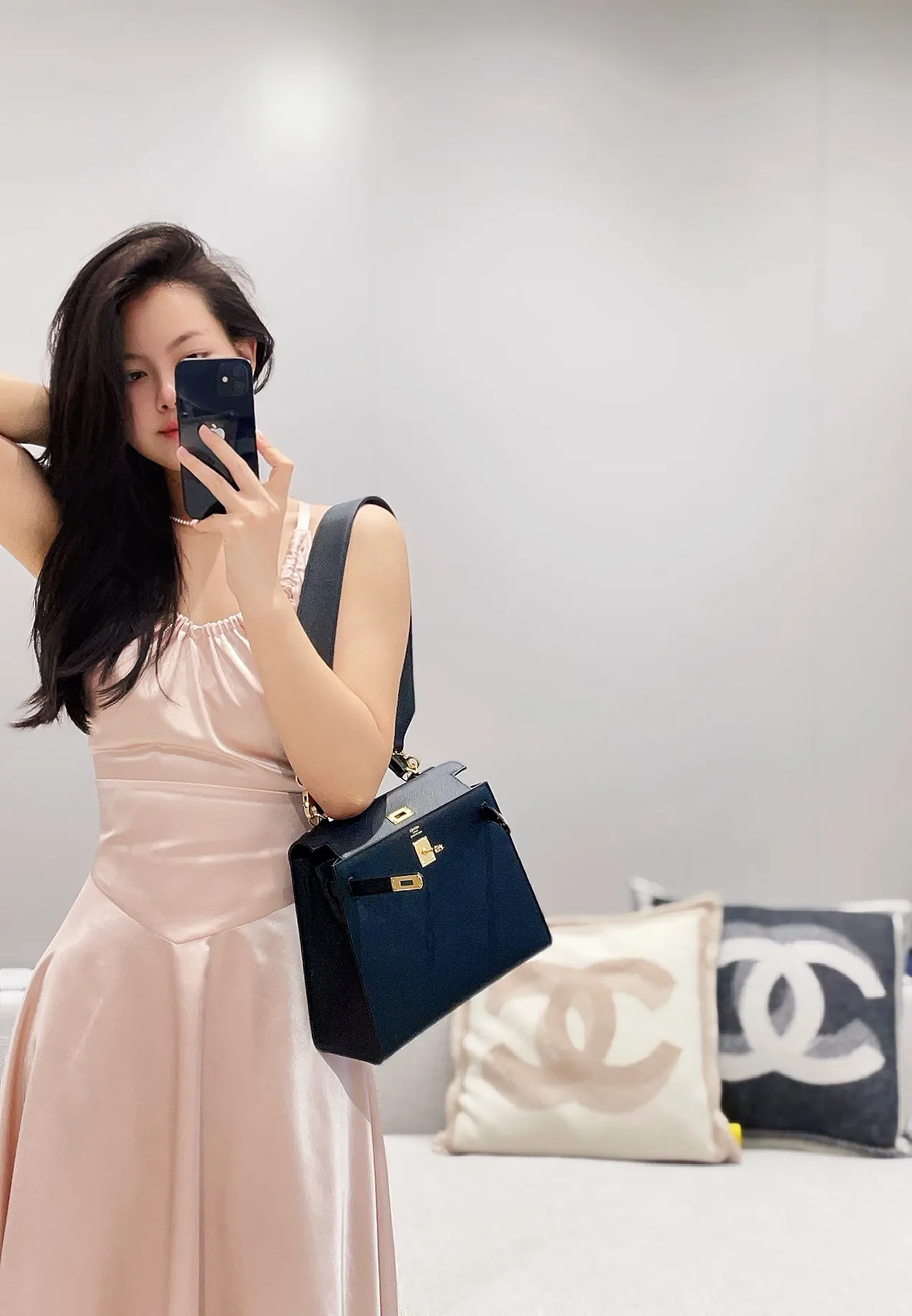 Hermès Kelly Grained Leather Top-Handle Bag D60011122 — view 7